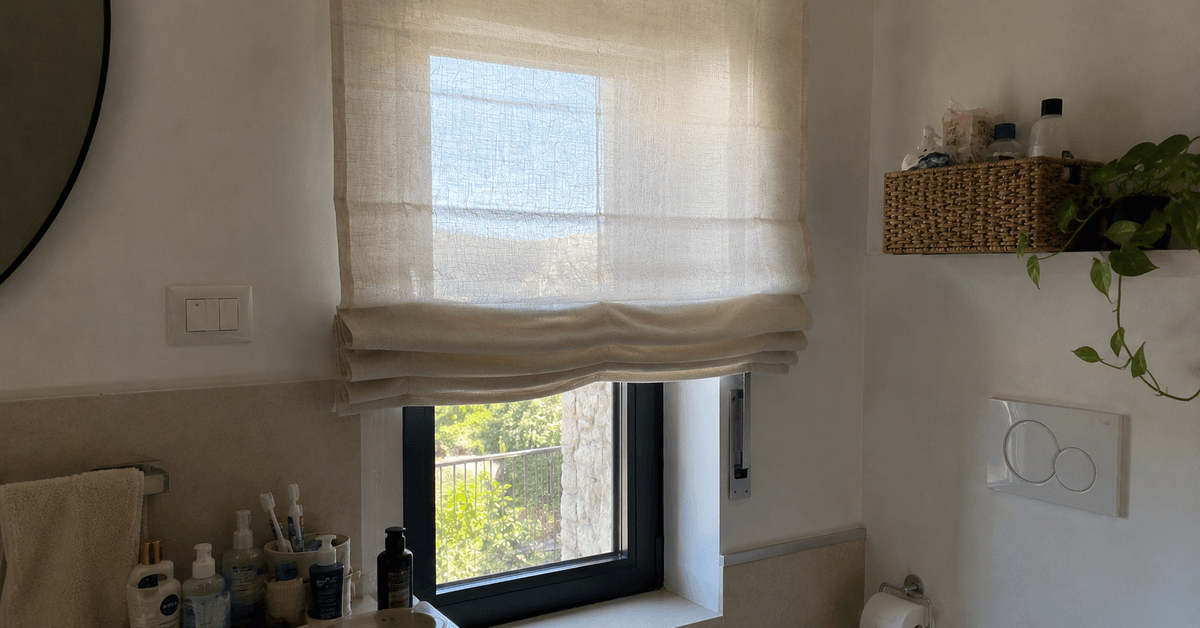 Tenda a rullo liscia in cucina e tenda a pacchetto in bagno a confronto