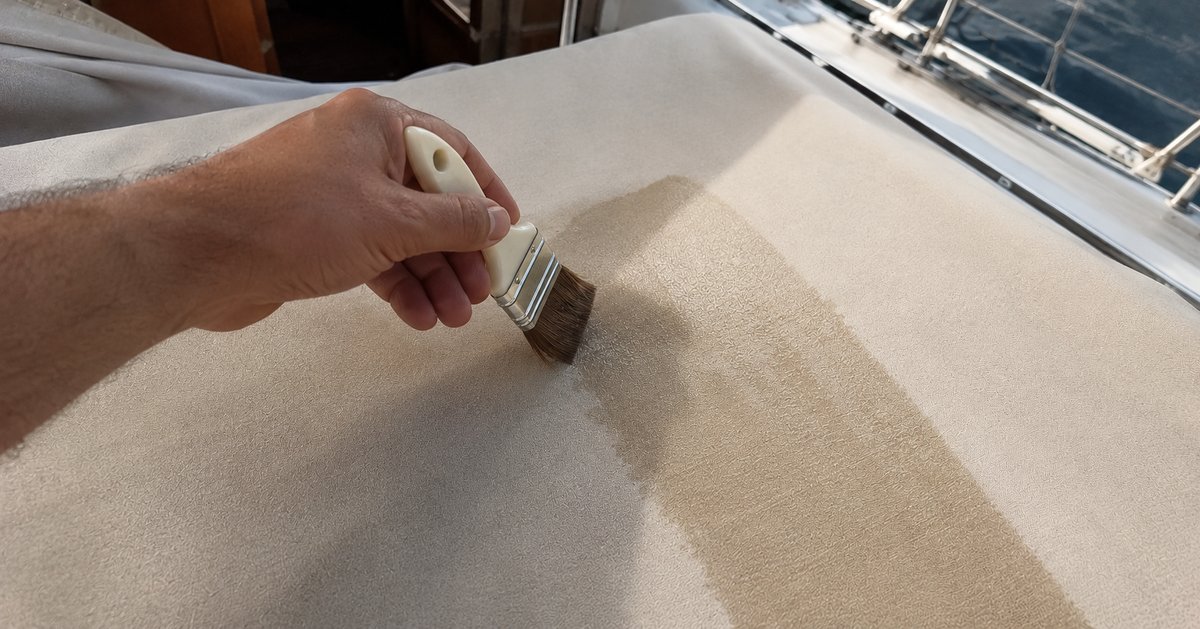 Gocce d'acqua che perlano su una tela acrilica di tendalino appena trattata, a confronto con una zona che assorbe l'acqua
