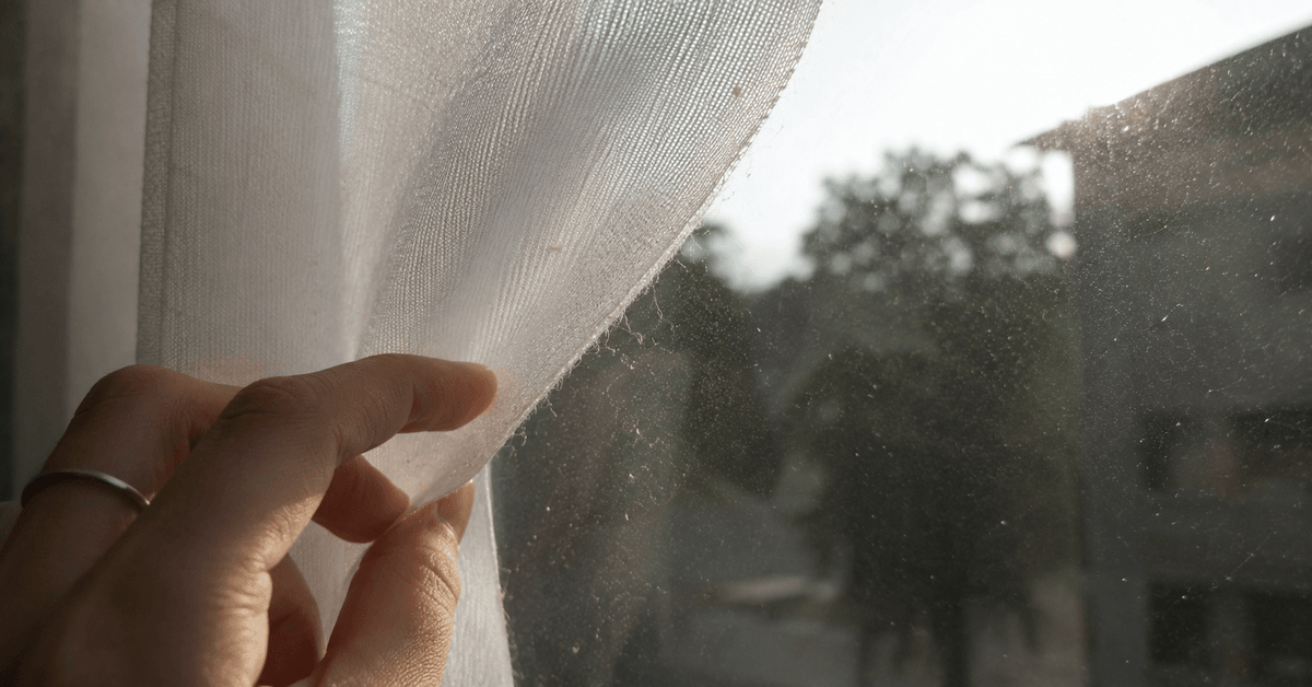 Tenda voile chiara caricata di elettricità statica che si attacca al vetro