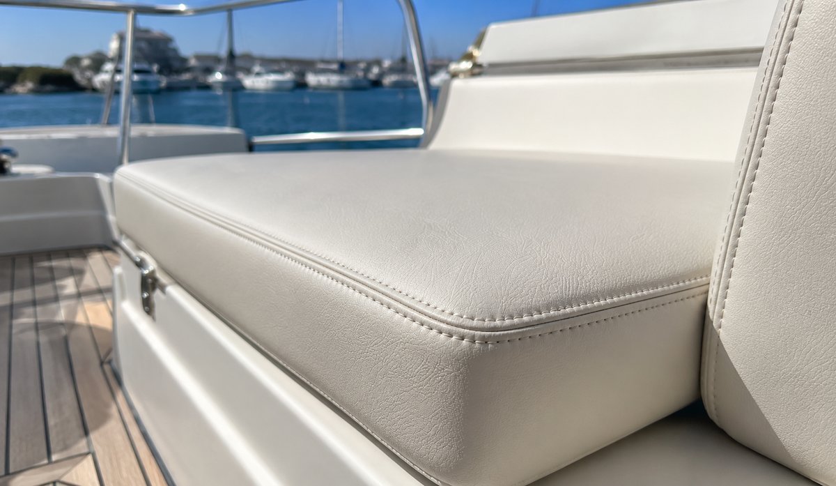 Cucitura di un cuscino nautico con filo resistente ai raggi UV e alla salsedine
