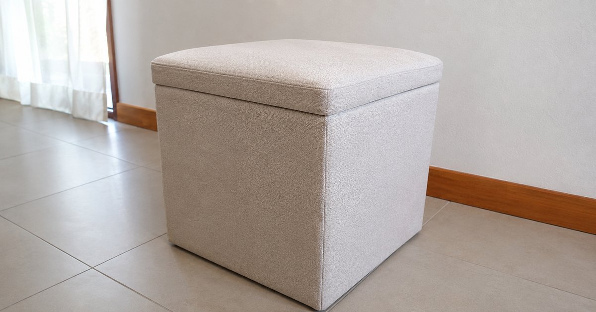 Pouf contenitore rivestito a mano con tessuto da tappezzeria e coperchio ribaltabile