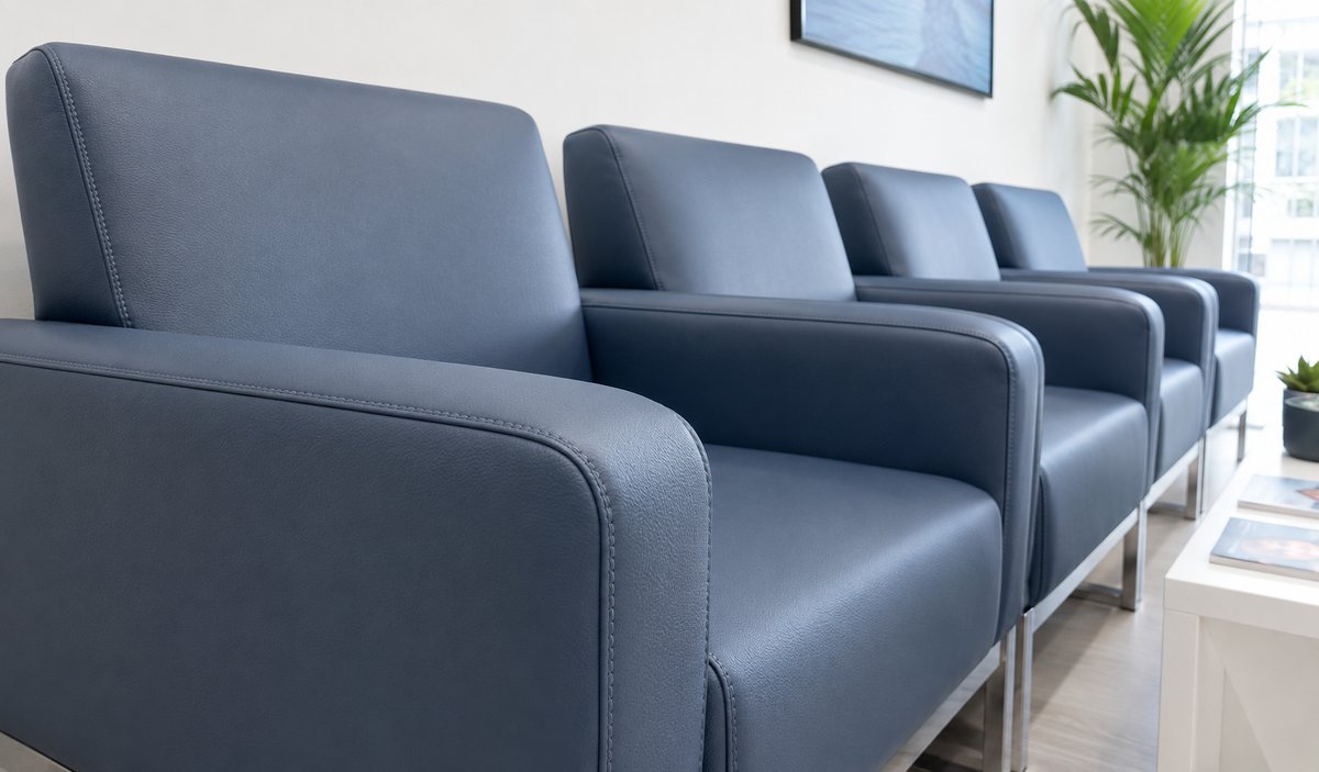 Sedute di una sala d'attesa con rivestimento in similpelle igienizzabile e non porosa