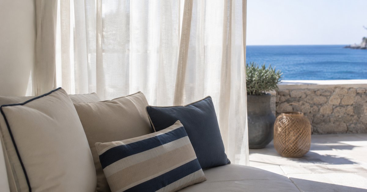 Tende e tessuti resistenti al sole e alla salsedine in una casa al mare