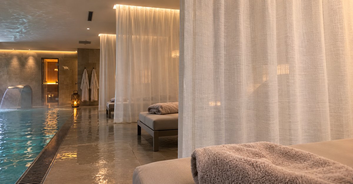 Tende in tessuto tecnico nell'area spa e piscina interna di un hotel