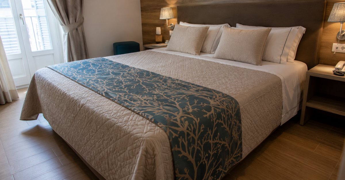 Copriletto e runner ai piedi del letto in una camera d'hotel