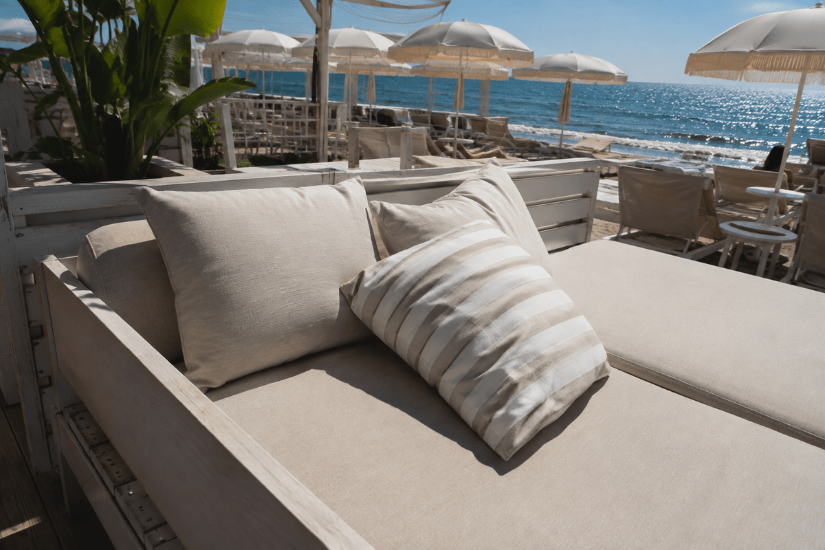 Sedute e cuscini di un beach club al sole in tessuto tecnico da esterno resistente