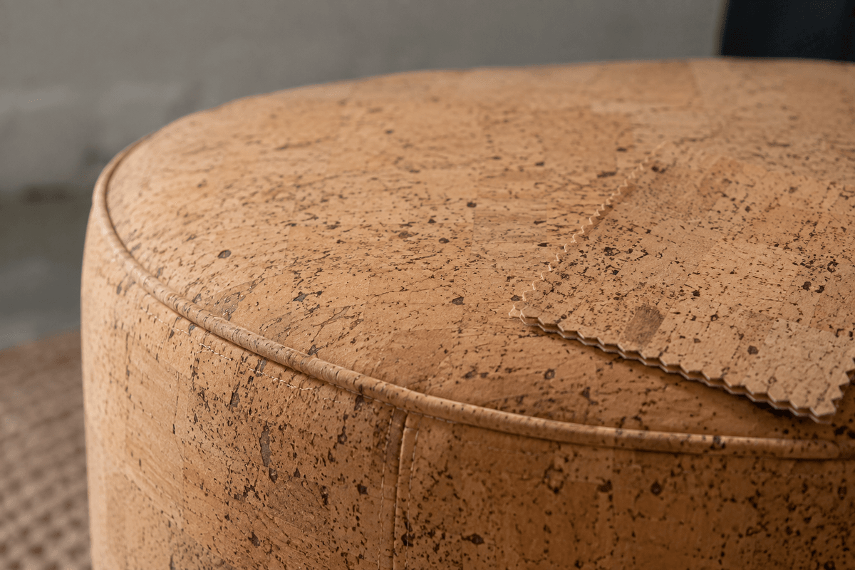 Campione di tessuto di sughero con la sua texture naturale su un cuscino, rivestimento sostenibile