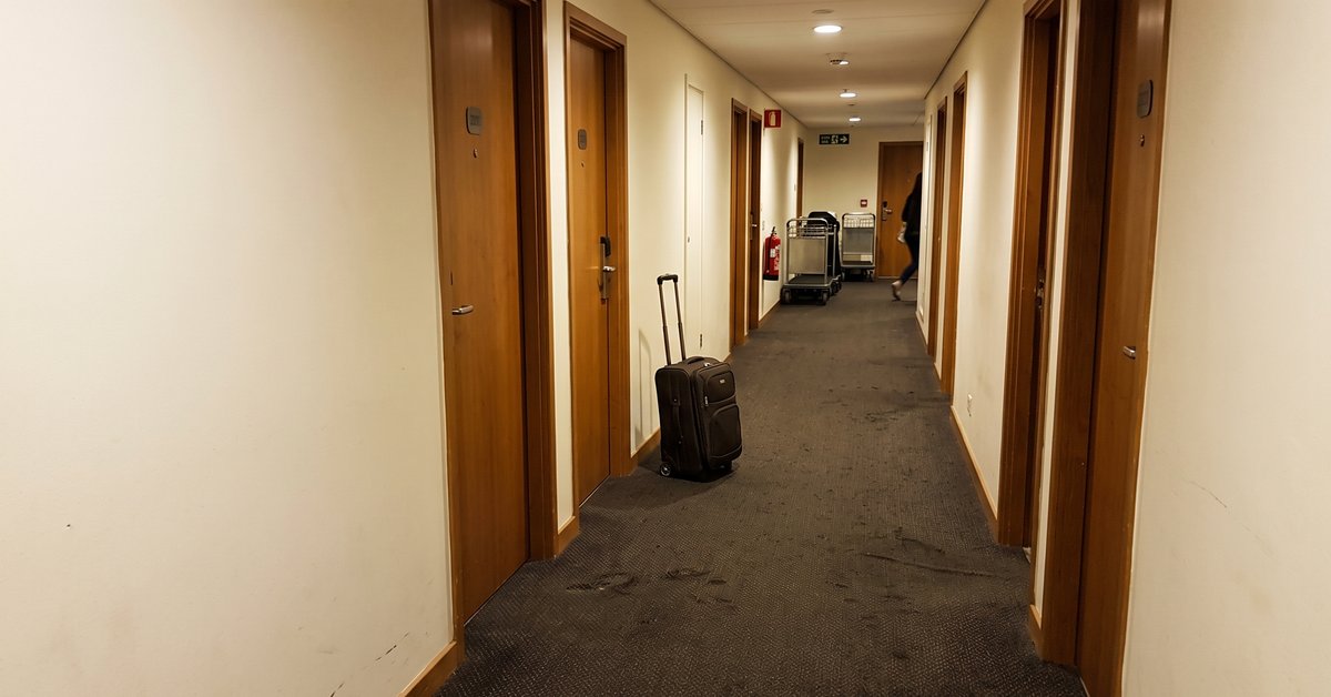 Moquette contract a pelo basso e fantasia nel corridoio di un hotel con un trolley in transito
