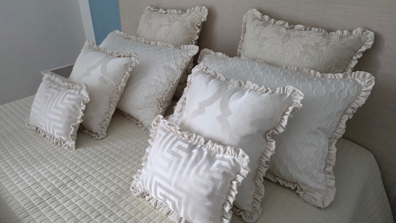 Set Cuscini Letto Matrimoniale Avorio Classico con Runner – 9 Pezzi Artigianali